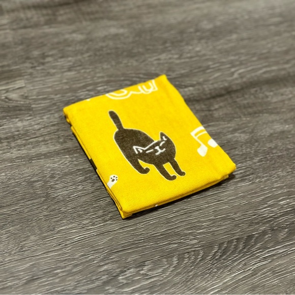 Kitten Cat Loves Music / Musical Face Towel ❘ Bath Towel ❘ Hand Towel (Yellow) - Picture 2 of 4
